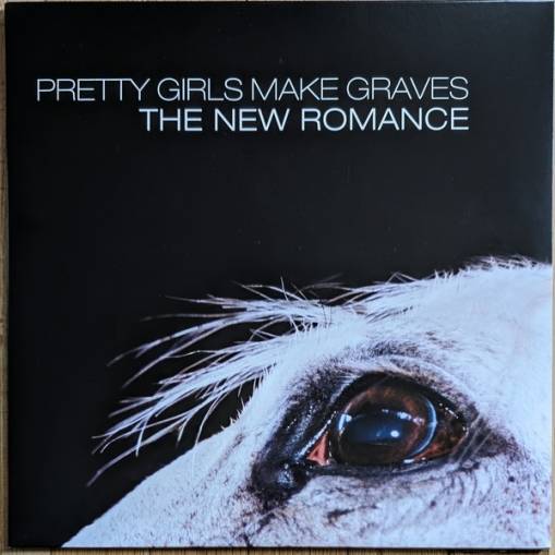 Okładka PRETTY GIRLS MAKE GRAVES - The New Romance (20th Anniversary)